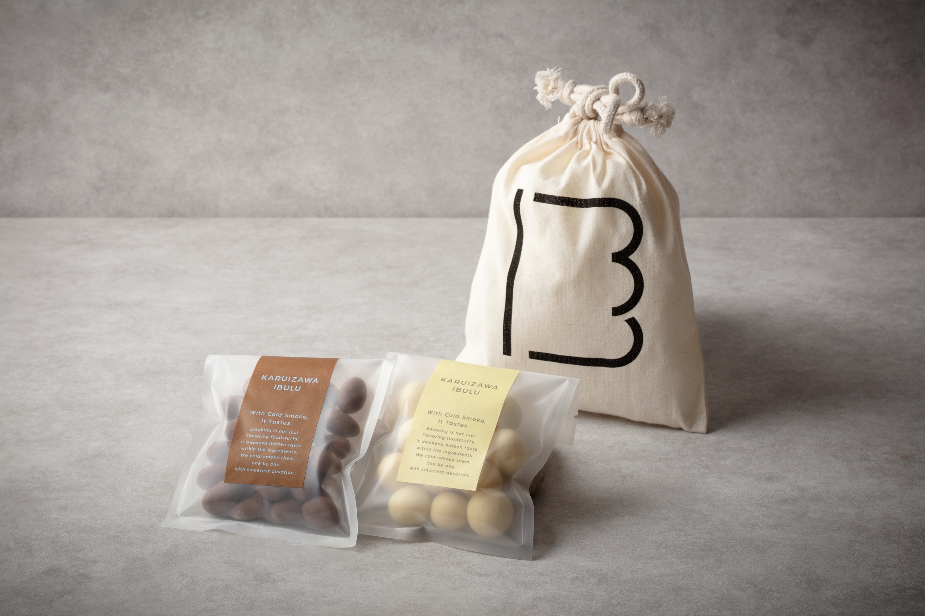 〈冬季限定〉ミニギフト  燻製マカダミアホワイトチョコ70g＆燻製アーモンドミルク70g