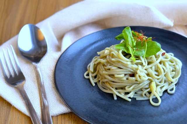 インディゴブルーライスヌードル