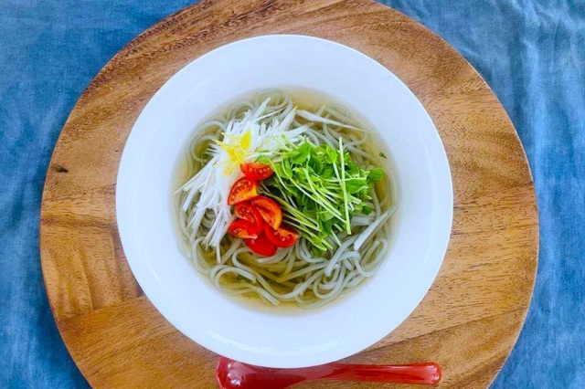 インディゴブルーライスヌードル