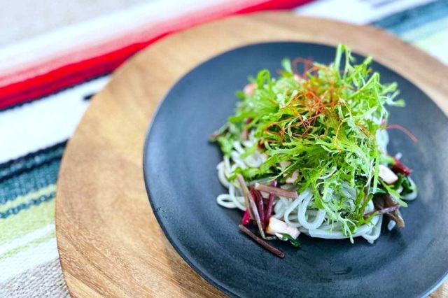 インディゴブルーライスヌードル