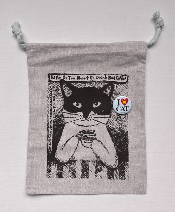 【猫柄】カツミアート（松下カツミ）猫柄きんちゃく袋Mサイズ：コーヒータイム（ベージュ）