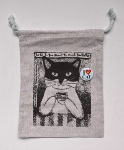 【猫柄】カツミアート（松下カツミ）猫柄きんちゃく袋Mサイズ：コーヒータイム（ベージュ）