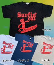 【猫柄】カツミアート（松下カツミ）T-シャツ：サーフィンキャット