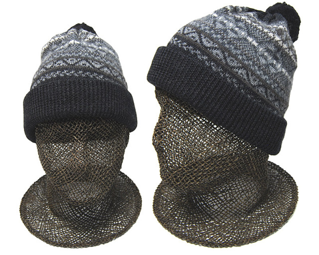 NINE TAILOR　ナインテイラー　ボンボン付きニット帽　Mugwort Watch