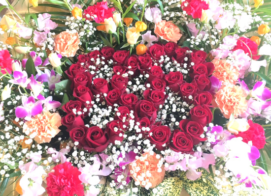 0702 88才米寿の御祝いにおすすめフラワーギフト　真紅のバラで彩る生花アレンジメント