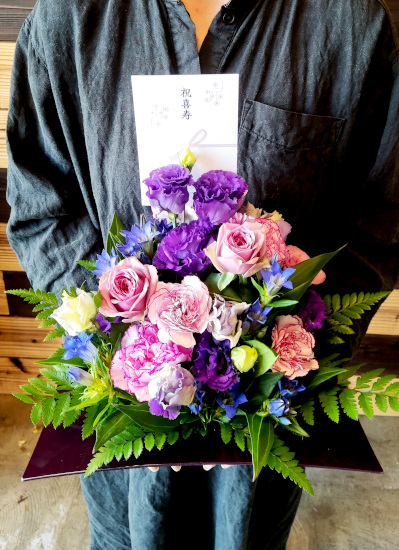 0704 77才喜寿の御祝いにおすすめフラワーギフト～喜びの紫～おまかせ生花アレンジメント（ユリの花なし）