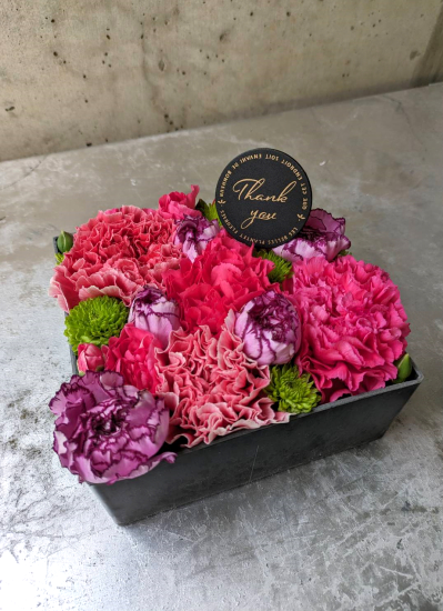 0727洗練された大人らしさとお祝いらしい華やかさを兼ね備えた大人女子のフラワーギフト【ローザ】（スクエア）