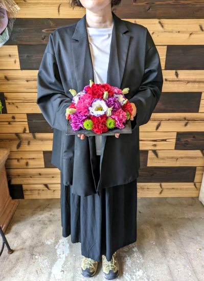 0736洗練された大人らしさとお祝いらしい華やかさを兼ね備えた大人女子のフラワーギフト【ローザ】（ハット）