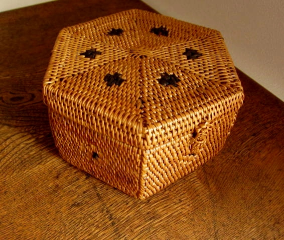 アタ製・六角形ふた付きボックス（幅約16cm）AT085