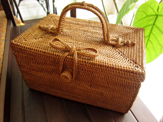 アタ製・持ち手付きメイクボックス（Sサイズ・蓋付き・リボン留め）AT126