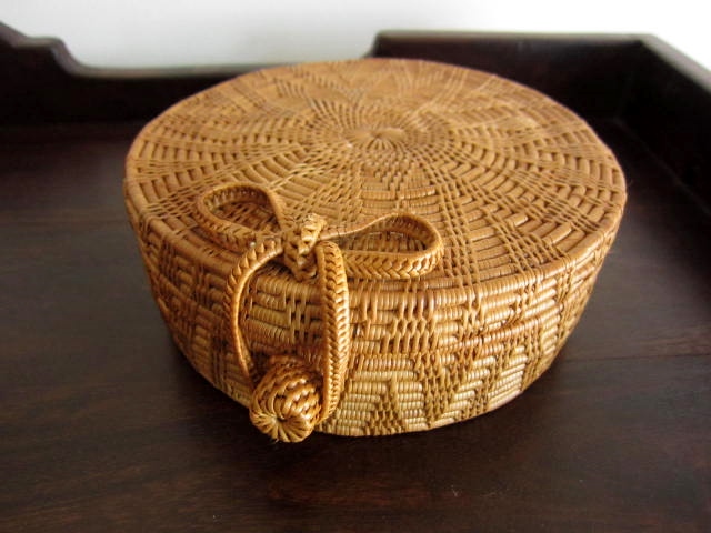 アタ極細編み　ふた付き・リボン留めラウンド・円型バスケット／小物入れ（直径15cm×高さ8cm）AT142