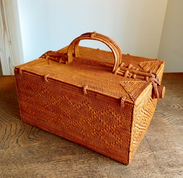 アタ製・持ち手付きピクニックバスケット／メイクボックス／収納ボックス（30×24×H15cm・観音開きタイプ蓋付き・菱形モチーフ）AT226