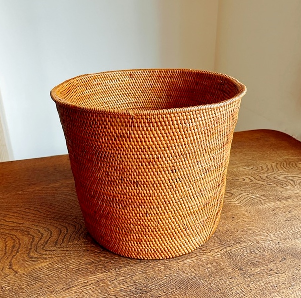 アタ製 鉢カバー／植木鉢入れ／雑誌・小物入れ／くずかご（最大直径28cm×底の直径23cm×高さ23cm　円すい形・平編み）AT254