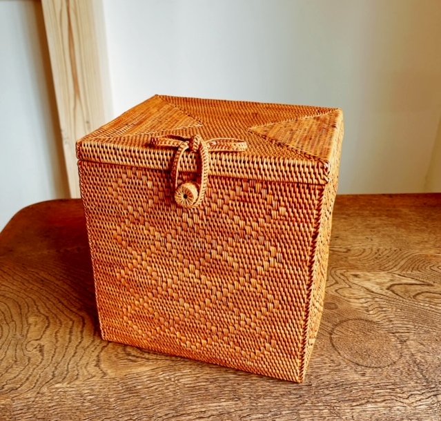 アタ製ふた付きメイクボックス・収納ボックス（21×17×高さ22cm／リボン留め／ひし形模様入り）AT289