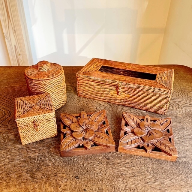 【N.H.様ご専用商品】アタ製ティッシュボックス／蓋付き綿棒入れ／蓋付き立方体ボックス／天然木製プルメリアのレリーフ（AT336）