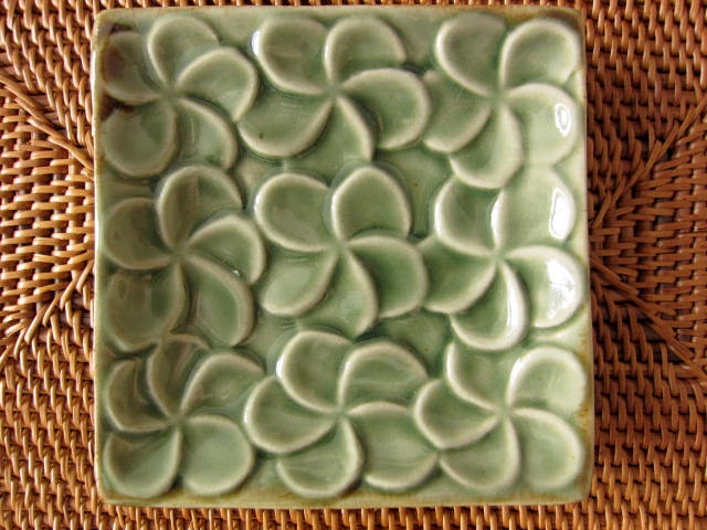 フランジパニのスクエアプレート（モスグリーン、バリ島タバナン焼き）IA006