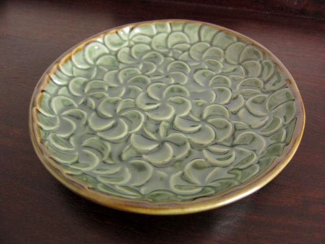 フランジパニのラウンドプレート（モスグリーン、バリ島タバナン焼き）IA008