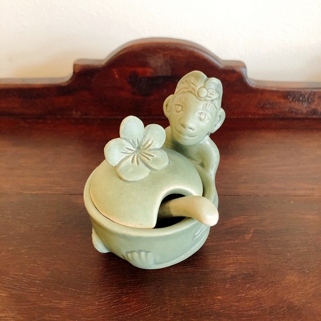 バリ島・タバナン焼き　バリの男の子が壺を抱えているお砂糖入れ／調味料入れ／お香立て(陶器製のスプーン付き）IA051