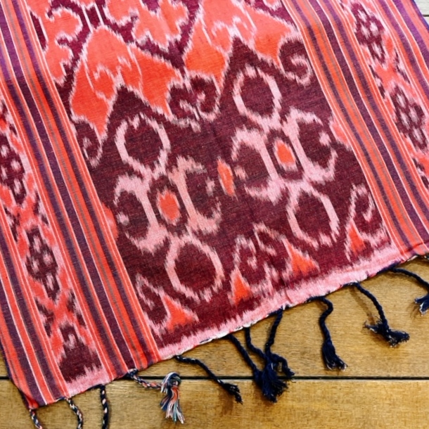 イカット（ジャワイカット／かすり織り／エンジレッド＆ピンク系／約48cm×184cm　ロングタイプ）IK074
