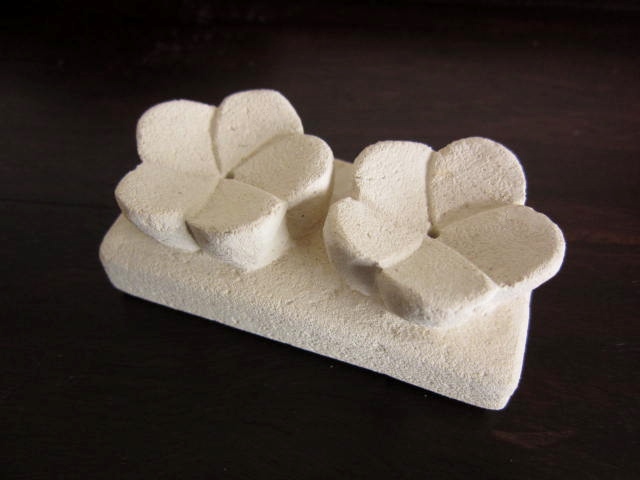 ２つのフランジパニのお香立て（ストーン製）SI002