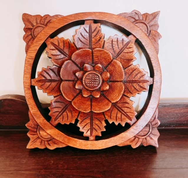 木彫り 天然木製お花のレリーフ（20×20cm／インテリアパネル／壁掛け（ブラウン））WT005