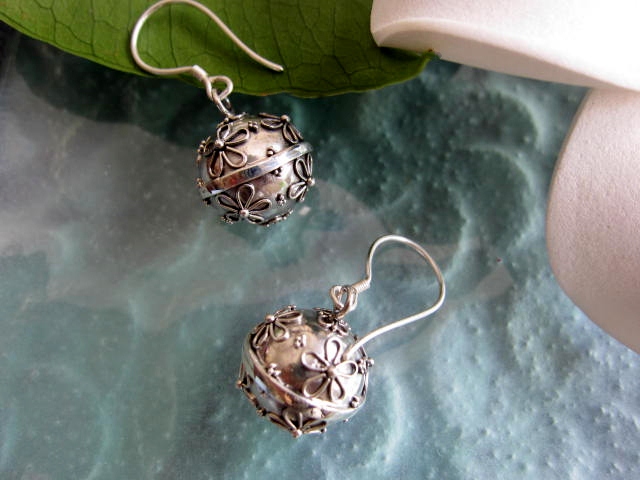 耳元から音色に癒されて ガムランボールのピアス お花 ジャワンタイプ Gp002