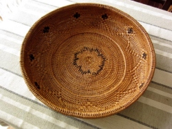 アタ製・平皿型バスケット　Mサイズ（蓋なし・小さい黒モチーフ付き）AT074