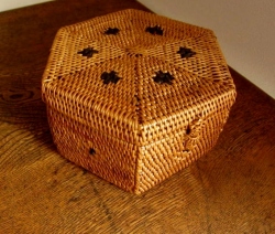 アタ製・六角形ふた付きボックス（幅約16cm）AT085