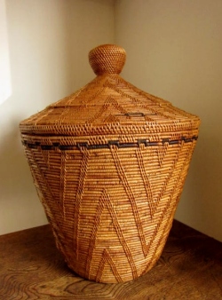 アタ製　蓋付きつぼ型バスケット（ラージサイズ・模様編み・黒モチーフ）AT087