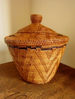 アタ製　蓋付きつぼ型バスケット（最大直径約26cm×高さ約26-27cm・模様編み・黒モチーフ）AT088