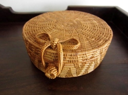 アタ極細編み　ふた付き・リボン留めラウンド・円型バスケット／小物入れ（直径15cm×高さ8cm）AT142