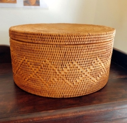 アタ製・蓋付きラウンドボックス／茶びつ／お茶道具入れ（直径25cm×高さ13cm・模様編み）AT209