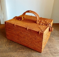 アタ製・持ち手付きピクニックバスケット／メイクボックス／収納ボックス（30×24×H15cm・観音開きタイプ蓋付き・菱形モチーフ）AT226