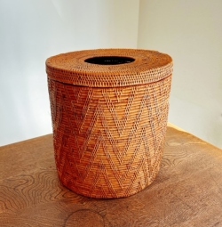 アタ製　ふた付き筒型くずかご／ダストボックス／収納ボックス／小物入れ／鉢カバー（直径24cm×高さ25cm／ふたが取り外せるタイプ／模様編み）AT257