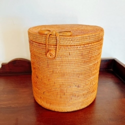 アタ製　ふた付き リボン留め筒型ボックス／ウェットティッシュケース／ウェットティッシュ収納ボックス／小物入れ（直径19cm×高さ19cm／平編み）AT259