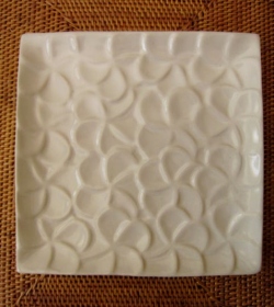 バリ島タバナン焼き　フランジパニのスクエアプレート19cm（ホワイト）IA026