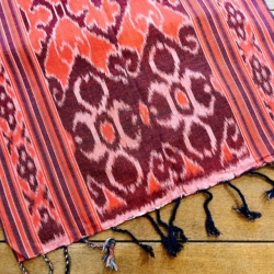 イカット（ジャワイカット／かすり織り／エンジレッド＆ピンク系／約48cm×184cm　ロングタイプ）IK074