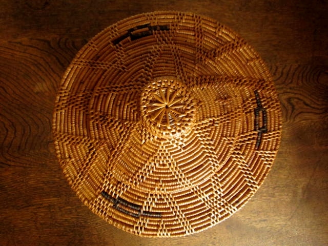 お部屋のインテリアにもピッタリ！ レトロな雰囲気のつぼ型バスケット