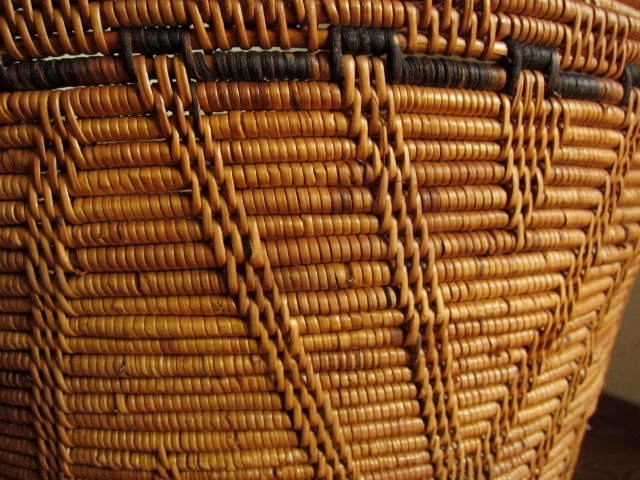 お部屋のインテリアにもピッタリ！ レトロな雰囲気のつぼ型バスケット