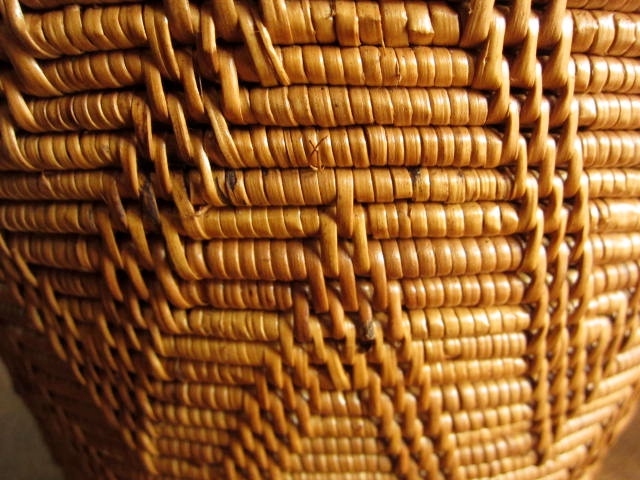 お部屋のインテリアにもピッタリ！ レトロな雰囲気のつぼ型バスケット