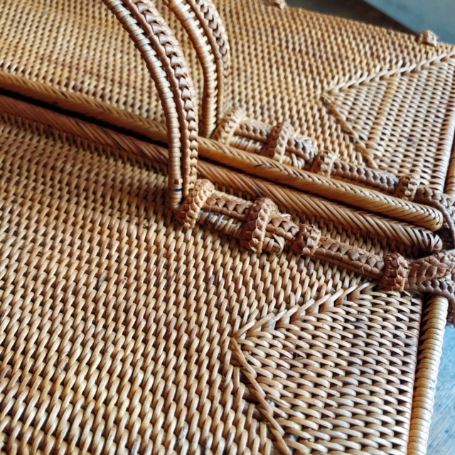 メイクボックスやティーセットなどの収納保管に♪ アタ製・持ち