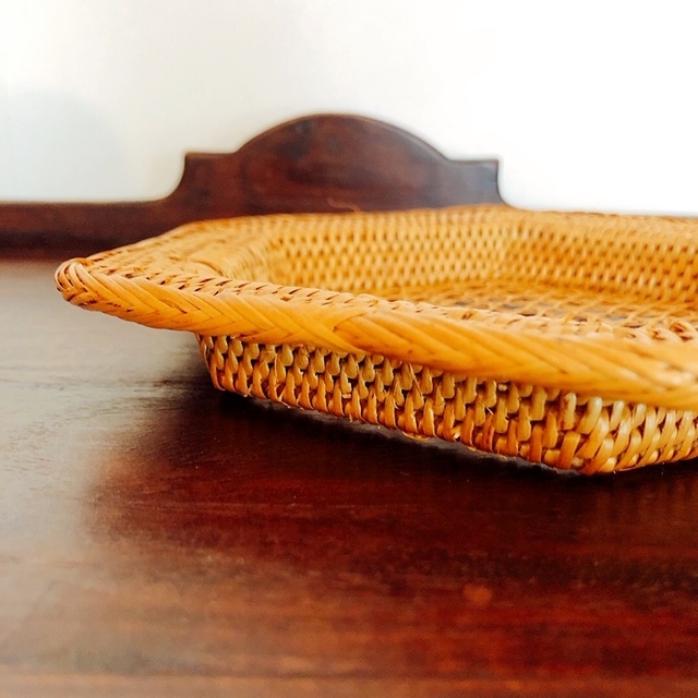 六角形の真ん中の「ござめ編み」が施されたユニークなトレイ兼お皿です