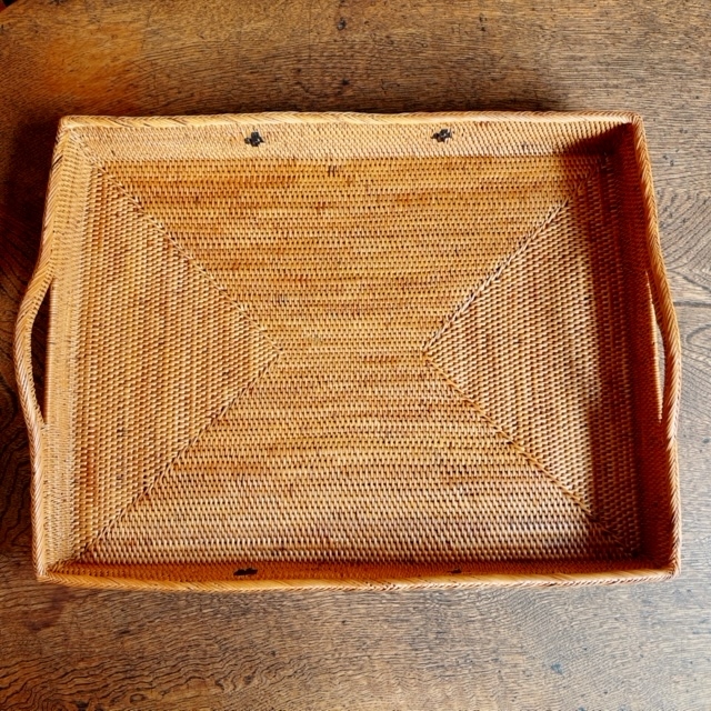 ゆったりサイズのアタのトレイでアジアンスタイルのお食事やティー