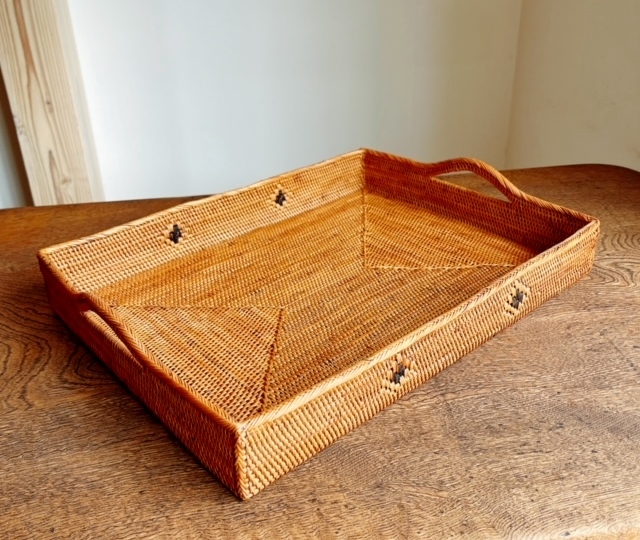 ゆったりサイズのアタのトレイでアジアンスタイルのお食事や