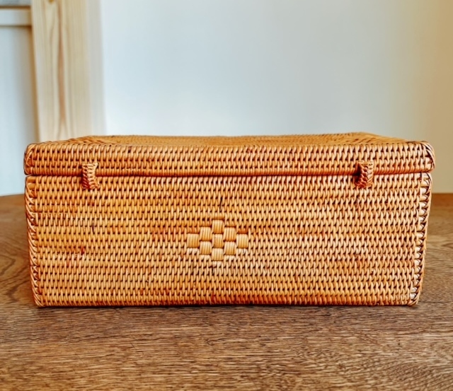 ビニールパック入りティッシュ専用のティッシュボックスです！ アタ製