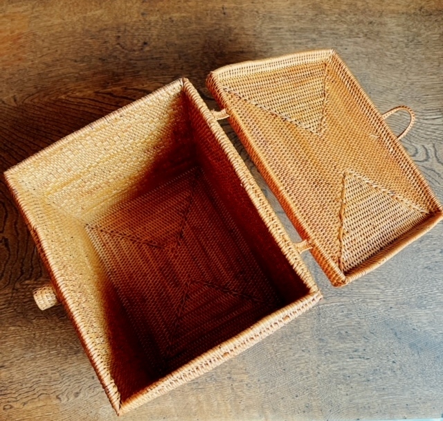 背が高めの化粧水の収納にも便利！ アタ製ふた付きメイク