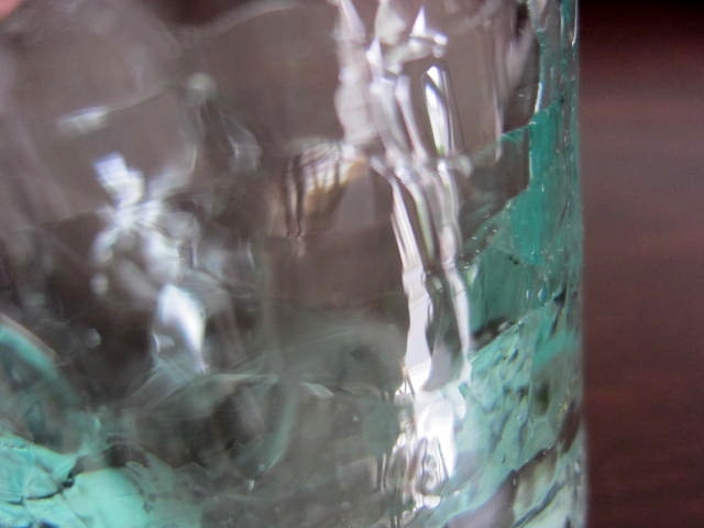 表面の「ひび（クラック）」に光が反射して涼しそう♪ バリガラス