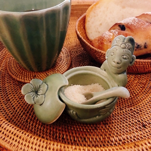 優しい表情に癒される♪ バリ島・タバナン焼き バリの男の子が壺を抱え