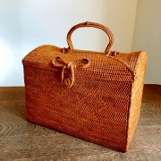 アタ製・持ち手付きピクニックバスケット／お裁縫箱／収納ボックス（Lサイズ・蓋付き・リボン留め・菱形モチーフ）AT096