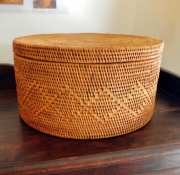 アタ製・蓋付きラウンドボックス／茶びつ／お茶道具入れ（直径25cm×高さ13cm・模様編み）AT209